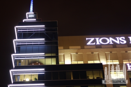 Looking_up_Towards_Zions_Bank_Building