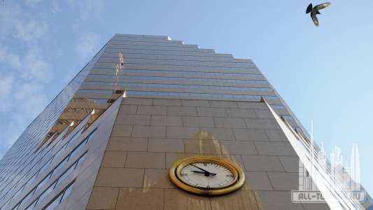 bs-bz-wells-fargo-tower-sold-20180404