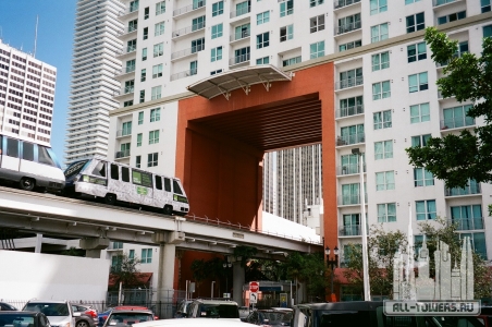Metromover_The_Loft_2_tunnel_Miami_2015-03