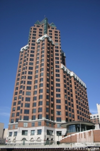 milwaukeectrmke_ext-corner-up_(cc-by-sa)e__l__o