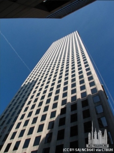 oneshellsquare_ext-lookingupfacade_(cc-by-sa)ncb641