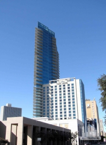 Omni_Fort_Worth_Hotel_from_Houston_St