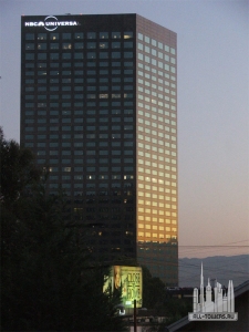 10universalcityplaza_ext-dusk_pub-dom-0