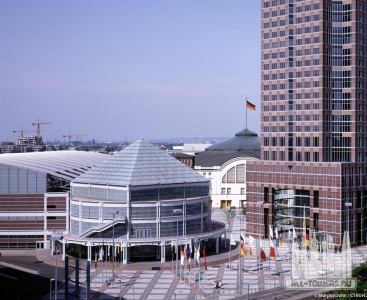 messeturm_exterior-entranceplaza_(c)murphyjahn