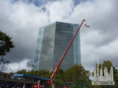 victoriaturm_ext-lookingup2_(public_domain)