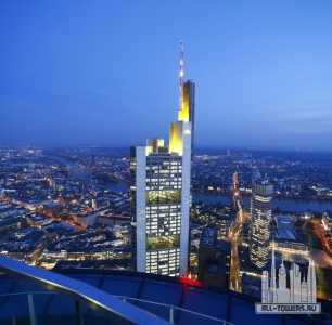 Das-Hochhaus-der-Commerzbank-Bank-in-Frankfurt-am-Main-am-Abend-des-26-01