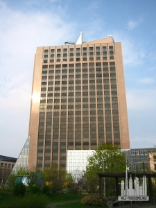 Berlin-Marzahn_-_Die_Pyramide_2