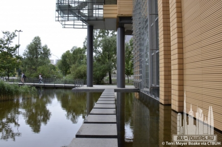 debishouse_ext-walkway_(c)terrimeyerboake