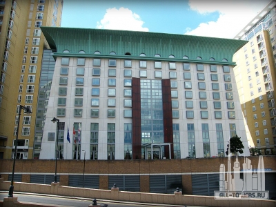 1200px-Four_Seasons_Hotel_London_Canary_Wharf_2010