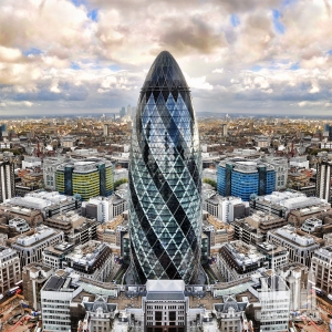 Vy-sokii-steklyanny-i-zeleny-i-ogurets.-Neboskreb-Me-ri-E-ks-1