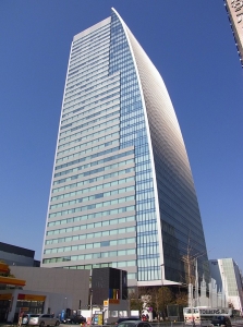 nagoyalucenttower_ext-lookingup_(public_domain)