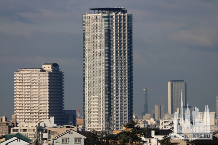 Grande_maison_Ikeshita_the_tower_and_SUNCREA_Ikeshita_from_Heiwa_Park (1)