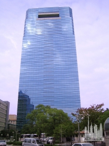 900px-Kobe_Crystal_Tower_(2006.10.22)