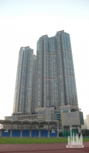 islandresort_ext-lookingup-towers1-2_(cc__by-sa)isaac__wong