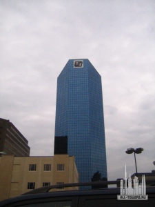 Lexington_Financial_Center,_clouds