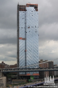 onemanhattansqure_con-to_(cc__by-sa)__godsfriendchuck