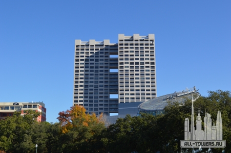 The_Warwick_Towers_in_Houston_Museum_District