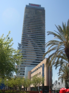 Torre_Mapfre_vista_con_palme