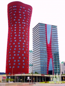 Hospitalet_de_Llobregat_-_Plaza_de_Europa,_Torres_de_Toyo_Ito_(Torres_Porta_Fira),_Hotel_Porta_Fira_y_Torre_Realia_BCN_03